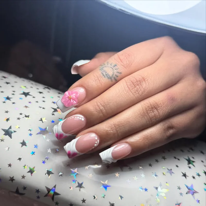Uñas: French con flores en relieve