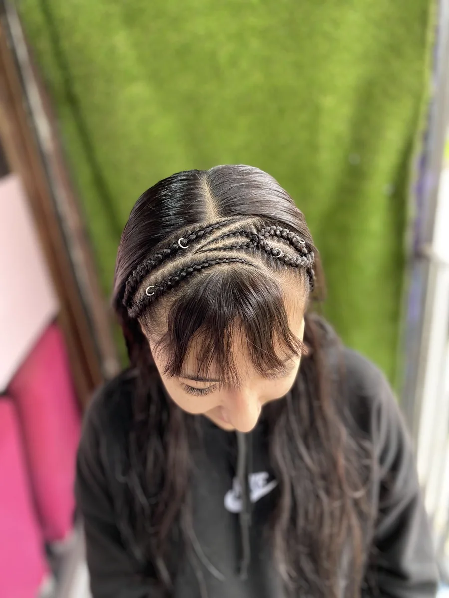Trenzas: Vincha con diseño y flequillo